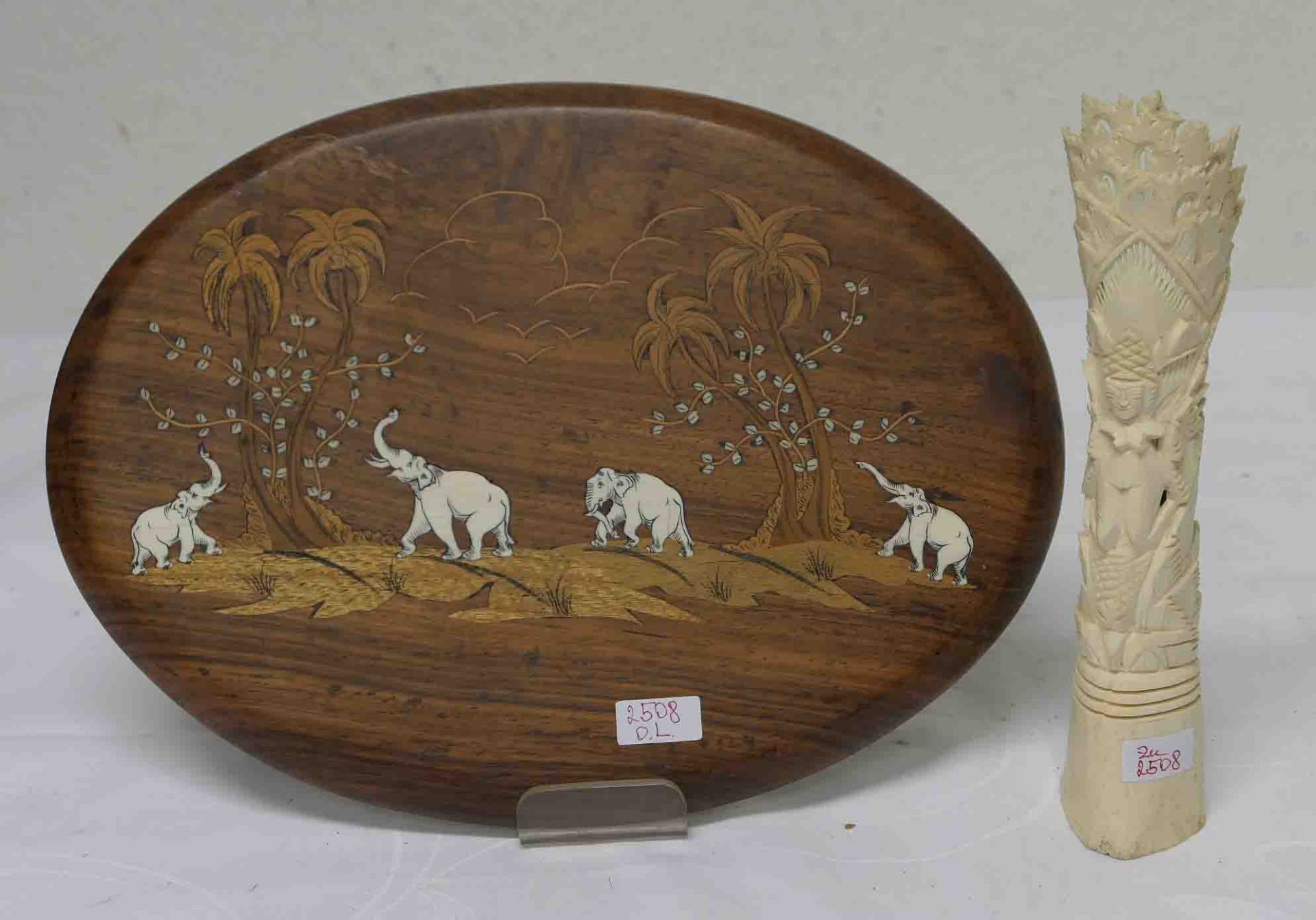 Ovale Holzplatte und beschnitzter Knochen