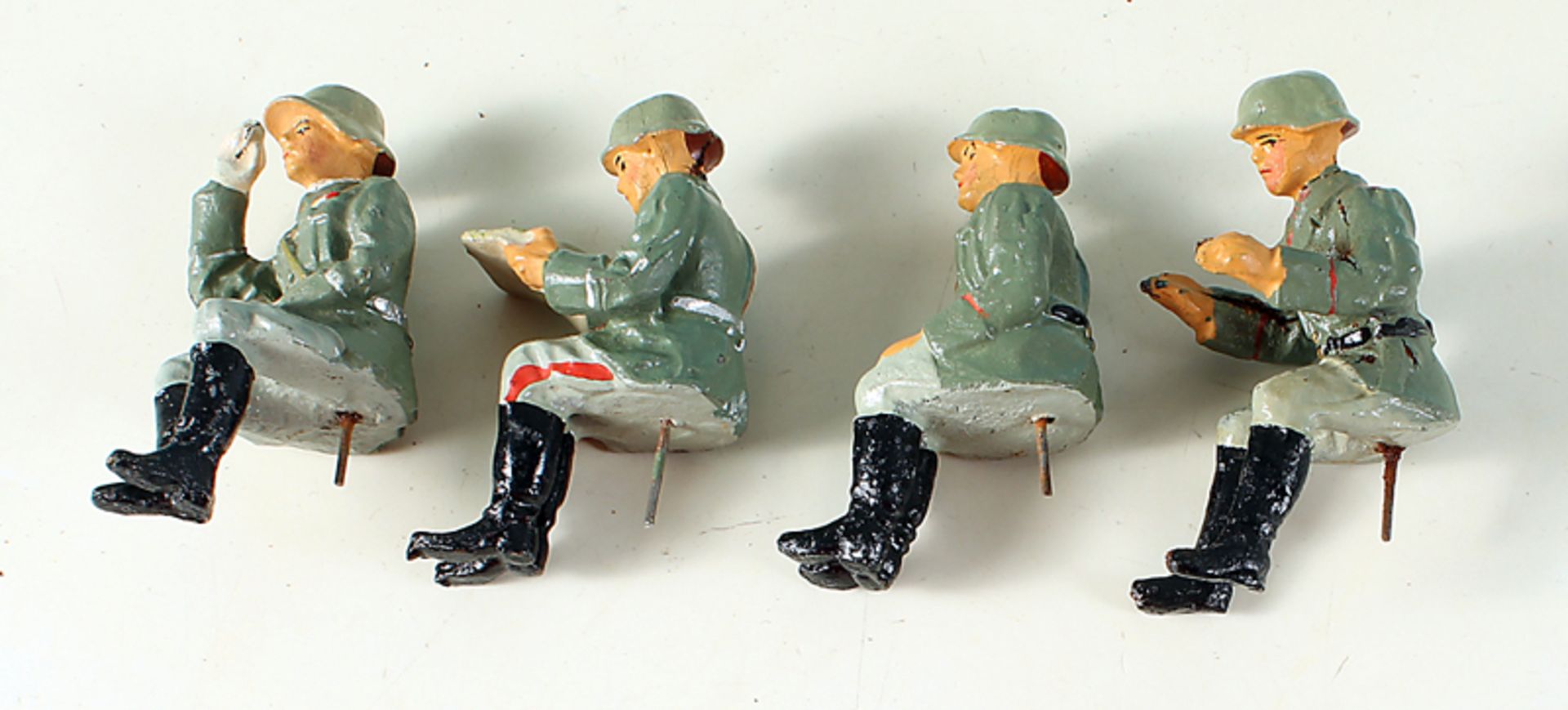 4 sitzende Einsteck-Militärfiguren