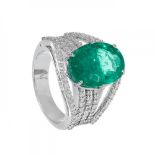 Ring in 18K white gold with emerald of Zambian origin, 7.25 cts.Set with pavé diamonds on the arms