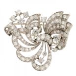 Brooch white gold and diamonds with an estimated weight of 3.70cts.J, with bows and scrolls