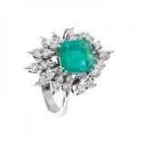 Ring in 18kts white gold. Rosette model with central emerald, emerald-cut emerald, set in claws