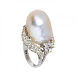 Ring in white gold and 14 kt yellow gold. Fantasy model with large Australian pear-shaped pearl,