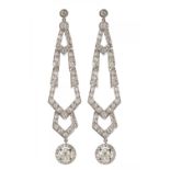Pair of long earrings with movement in platinum. Model of sleek geometry, articulated, with