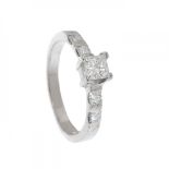 Ring in 18 carat white gold. Solitaire model with central diamond, princess cut, I colour, VS/SI