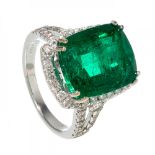 18kt white gold ring with a natural emerald and diamonds.The natural emerald of Zambian origin, with