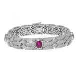 18kt white gold articulated bracelet with articulated links of brilliant-cut diamonds weighing an