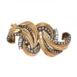 Brooch in 18K yellow gold double clip 40's.Double clip with diamonds with an estimated weight of 0.
