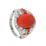 Art deco ring in platinum, diamonds and coral cabochon.Frontis decorated with a magnificent coral