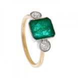 Ring in 18kt yellow gold and views in 18kt white gold. Model triplet with central emerald,