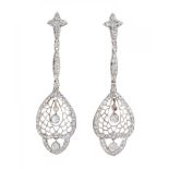 Pair of long Belle Époque earrings in platinum. With diamond line, brilliant cut, J color, SI