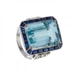 Art deco ring with aquamarine of 16.47 cts.Frontis with central stone and border of calibrated