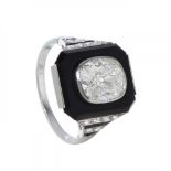 Art deco platinum onyx and diamonds ring.Central brilliant of 2.5 cts. in cushion cut. Measures: