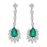 Pair of long earrings with movement in 18kt white gold, with knob-cut emeralds 4.07ct.Brilliant-