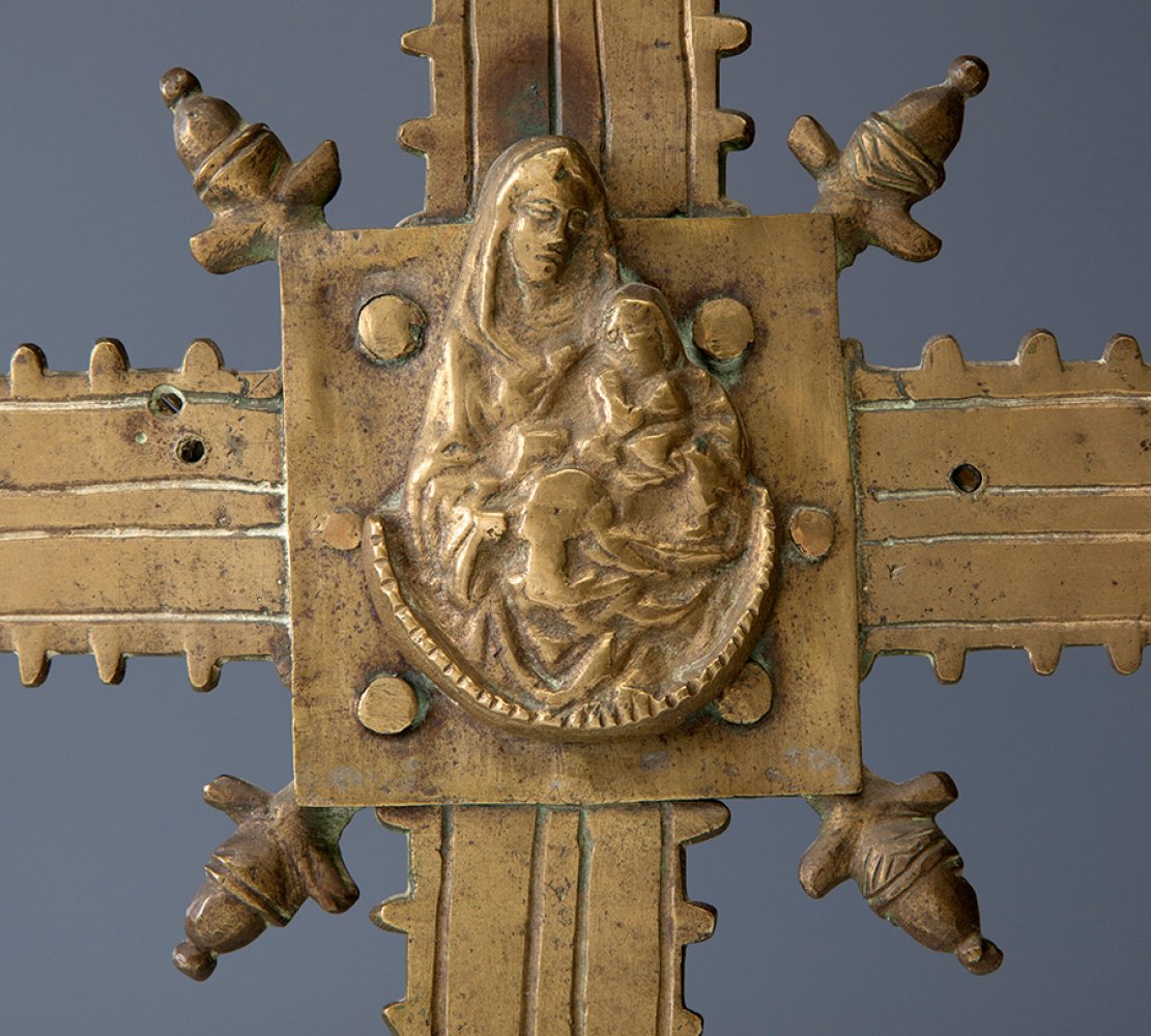 Castilian processional cross. Catholic Monarchs period, ca. 1500.Bronze.Measurements: 13 x 12 cm ( - Image 5 of 6