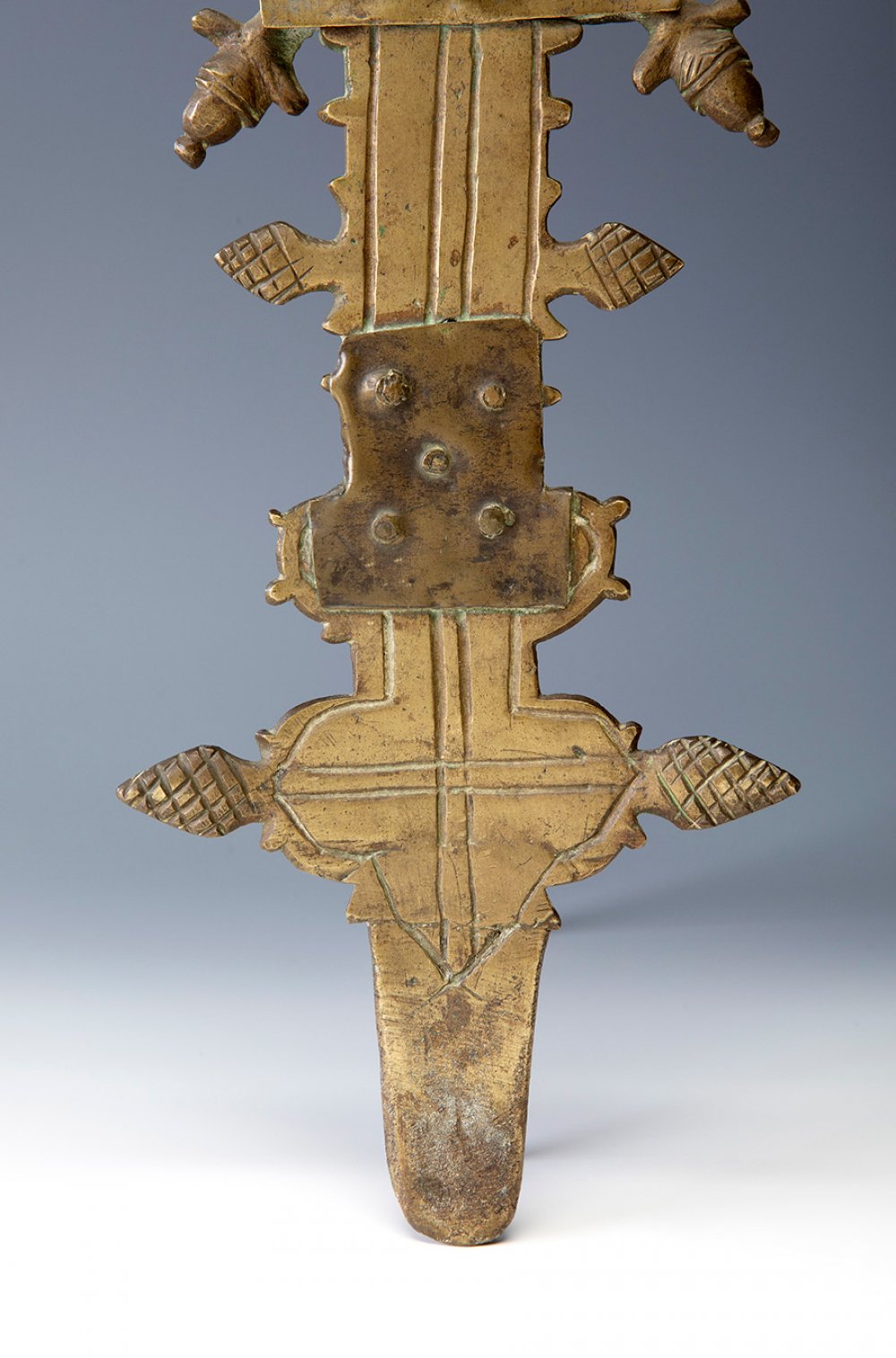 Castilian processional cross. Catholic Monarchs period, ca. 1500.Bronze.Measurements: 13 x 12 cm ( - Image 4 of 6