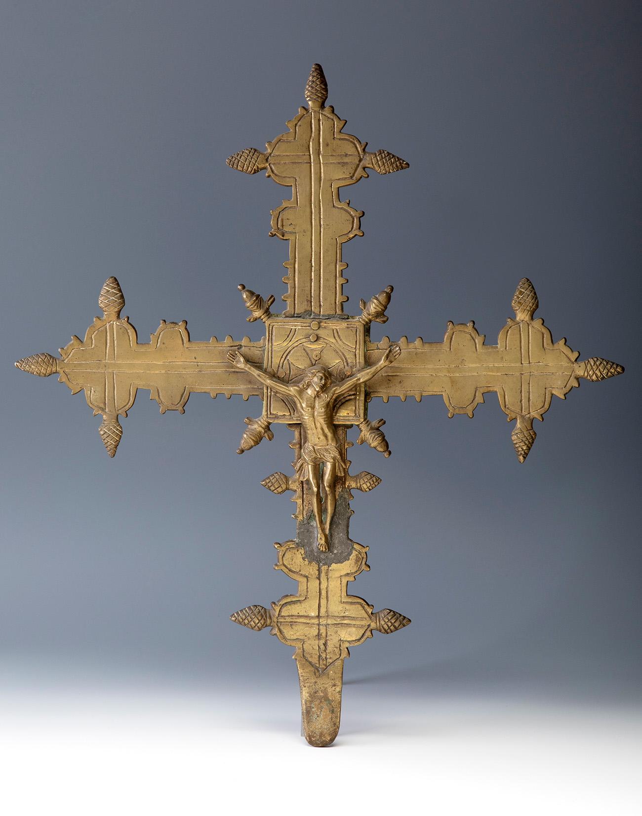 Castilian processional cross. Catholic Monarchs period, ca. 1500.Bronze.Measurements: 13 x 12 cm (