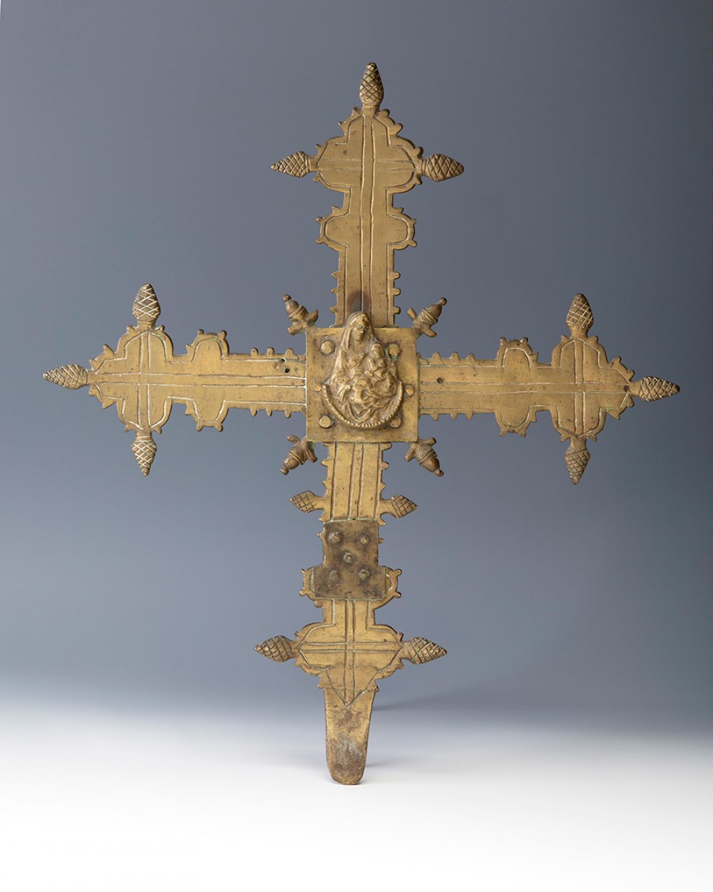 Castilian processional cross. Catholic Monarchs period, ca. 1500.Bronze.Measurements: 13 x 12 cm ( - Image 2 of 6