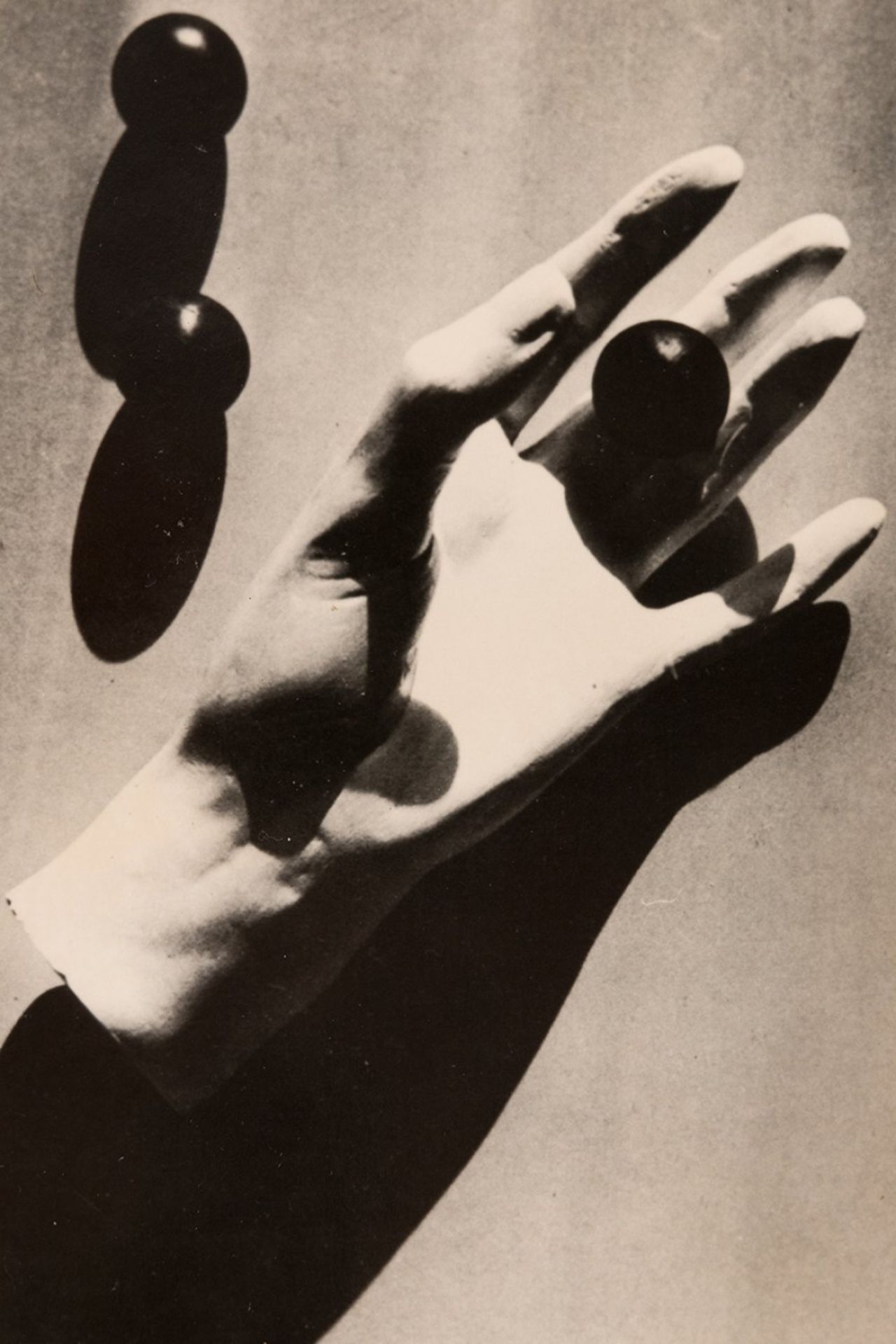 LUIGI VERONESI (Milan, 1908-1998)."Hand", 1937.Photograph.Signed and dated.With stamp of the - Bild 5 aus 5