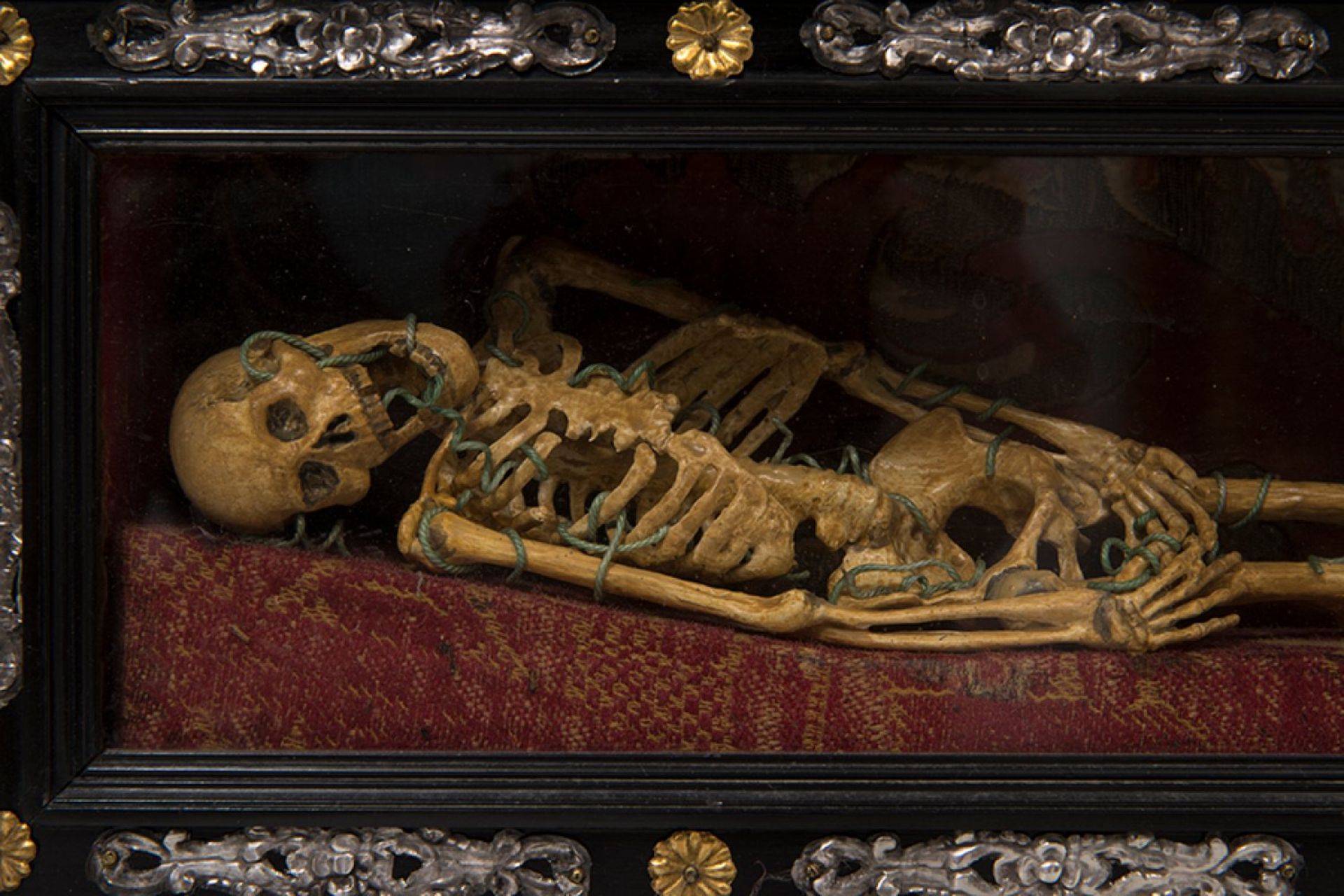 Italian school, 17th century."Vanitas".Carved and polychrome wood. Brass, bronze and silver. - Image 5 of 5