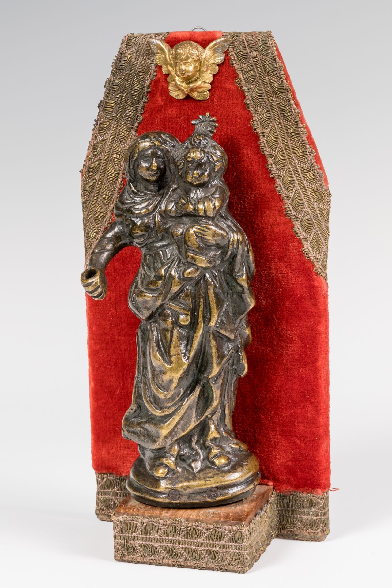 Spanish school; 17th century."Virgin and Child".BronzeMeasurements: 14 x 5 x 4 cm; 19 x 10 x 5 x 5