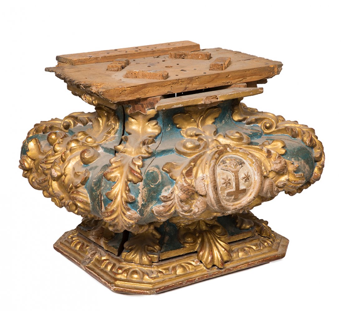 Spanish work, ca. 1700.Pair of pedestals with coats of arms of the Order of Carmel.Carved and - Image 7 of 7