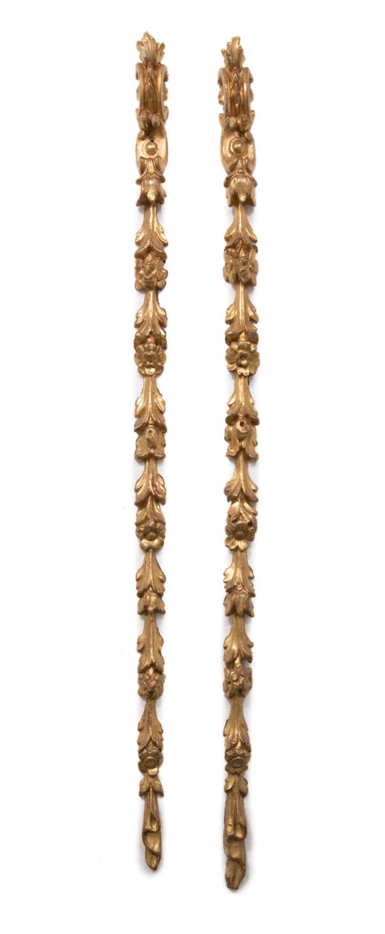 Pair of garlands from a Spanish altarpiece, end of XVII century.Carved and gilded wood.Measurements: