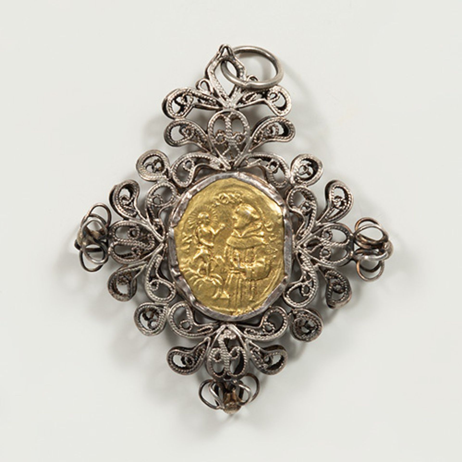 Medal type locket, XVIII century.In silver and gilded silver.Measurements: 6,7 x 5,5 cm.Reliquary - Bild 2 aus 3