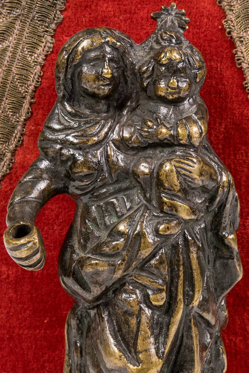 Spanish school; 17th century."Virgin and Child".BronzeMeasurements: 14 x 5 x 4 cm; 19 x 10 x 5 x 5 - Image 2 of 5