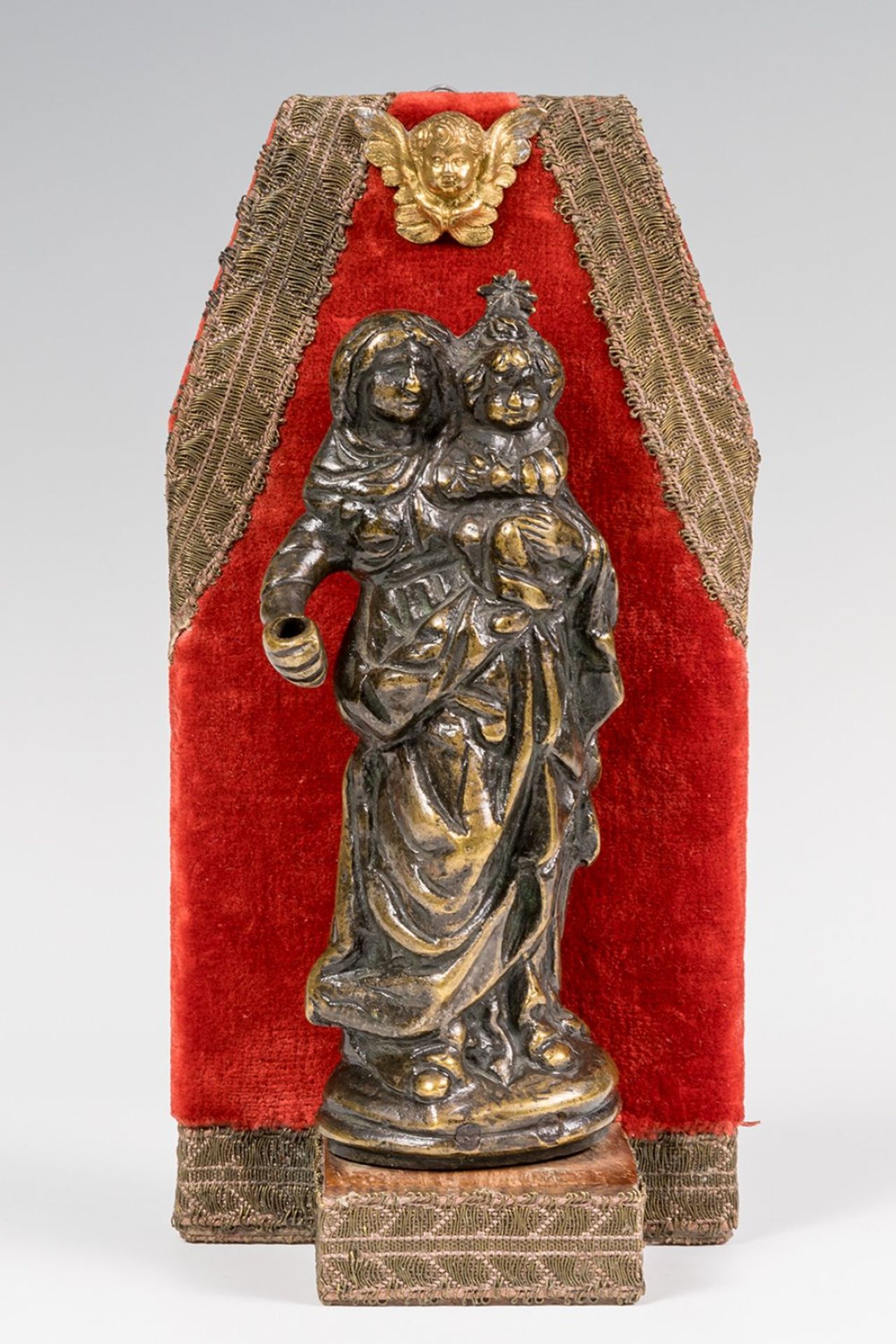 Spanish school; 17th century."Virgin and Child".BronzeMeasurements: 14 x 5 x 4 cm; 19 x 10 x 5 x 5 - Bild 3 aus 5