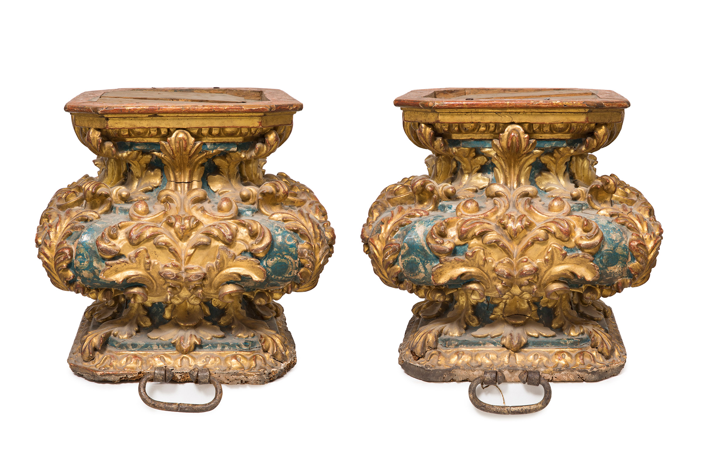 Spanish work, ca. 1700.Pair of pedestals with coats of arms of the Order of Carmel.Carved and - Image 2 of 7