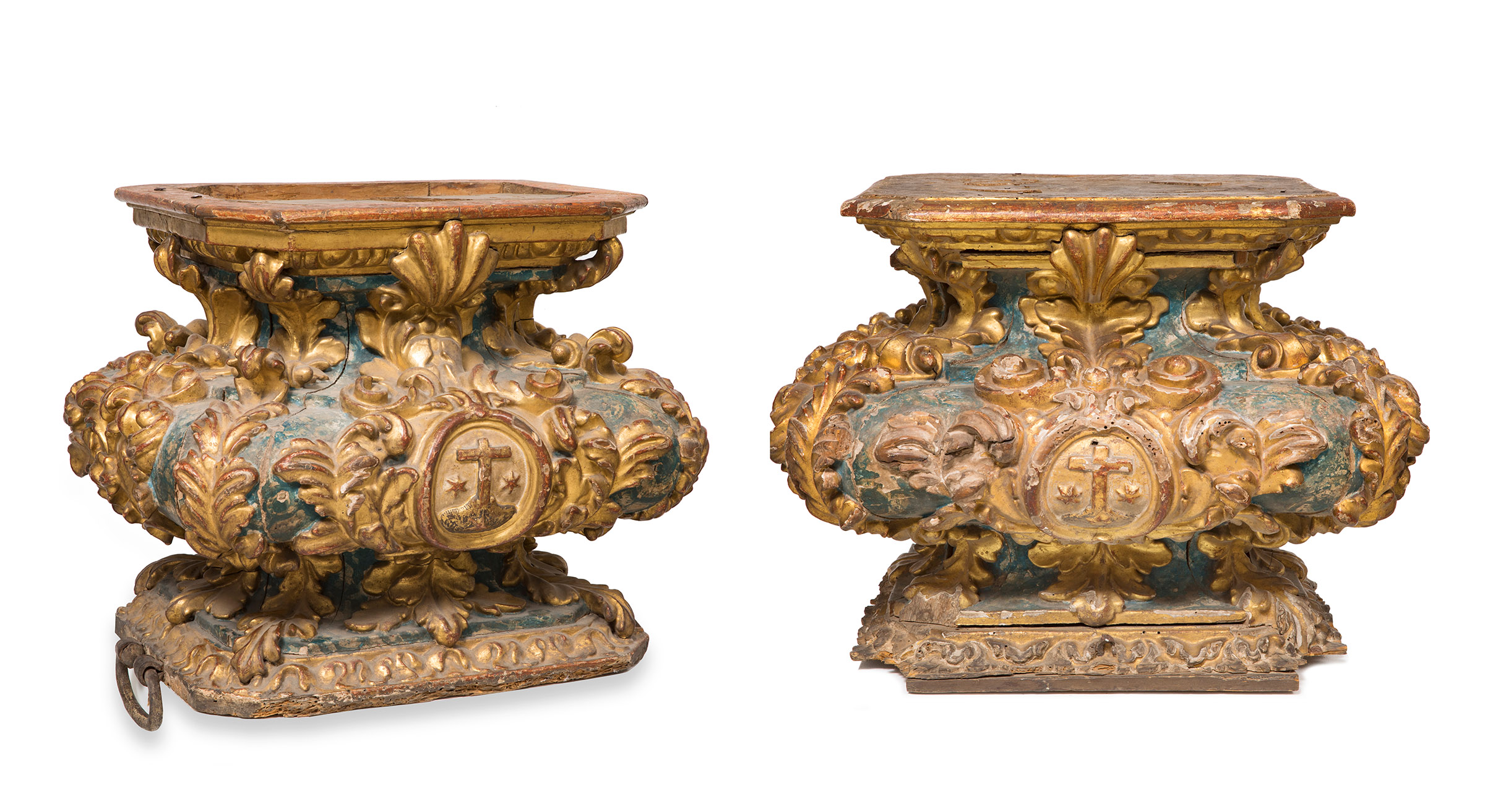 Spanish work, ca. 1700.Pair of pedestals with coats of arms of the Order of Carmel.Carved and