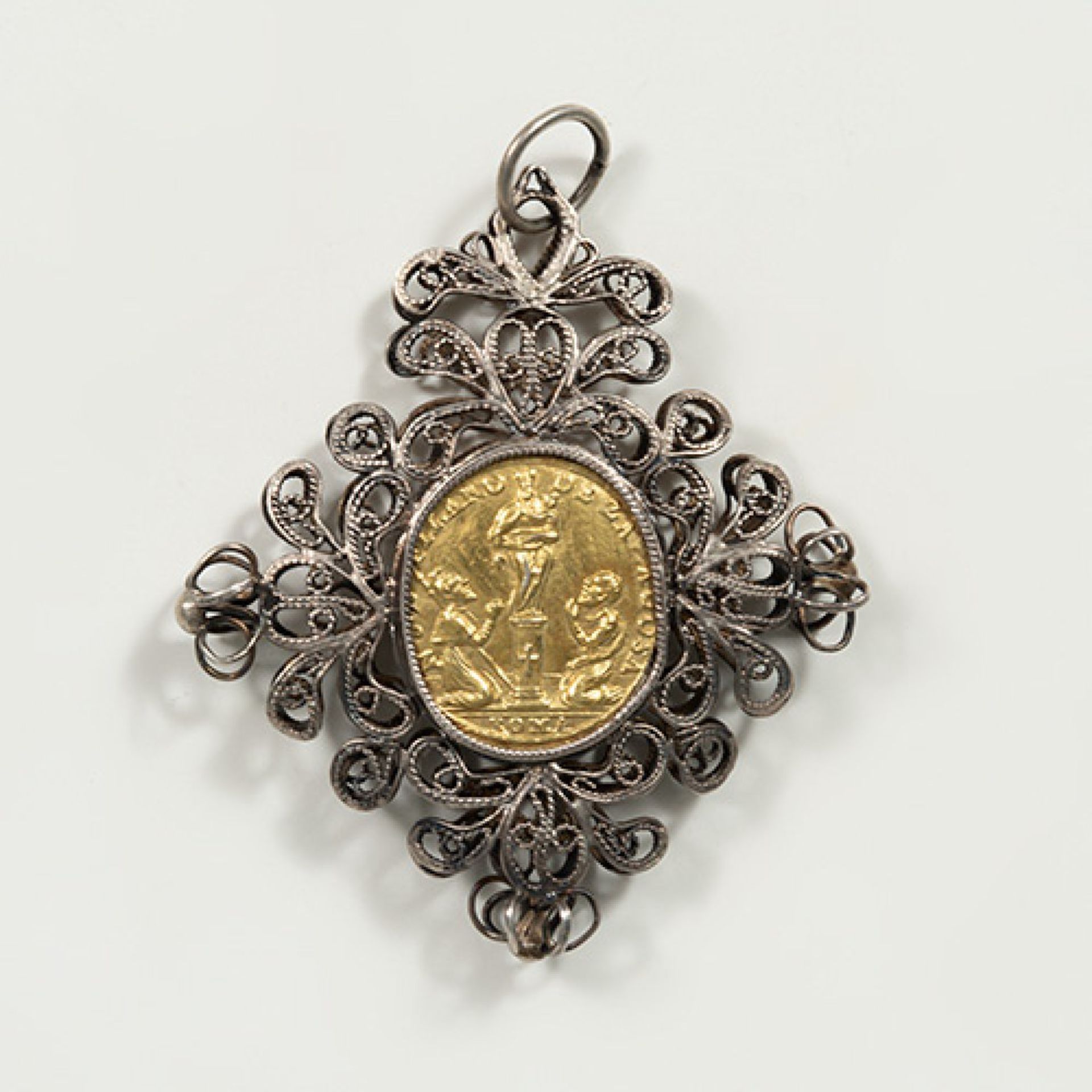 Medal type locket, XVIII century.In silver and gilded silver.Measurements: 6,7 x 5,5 cm.Reliquary