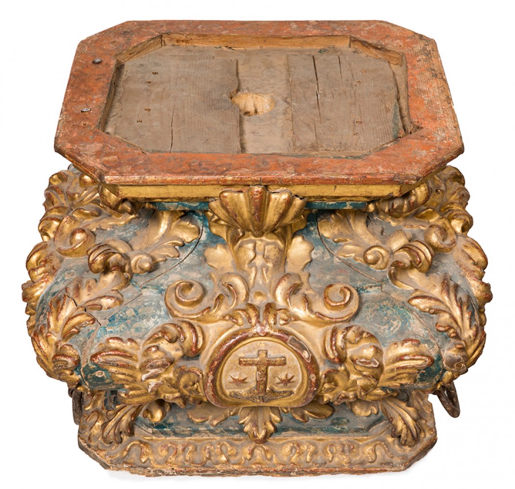 Spanish work, ca. 1700.Pair of pedestals with coats of arms of the Order of Carmel.Carved and - Image 3 of 7