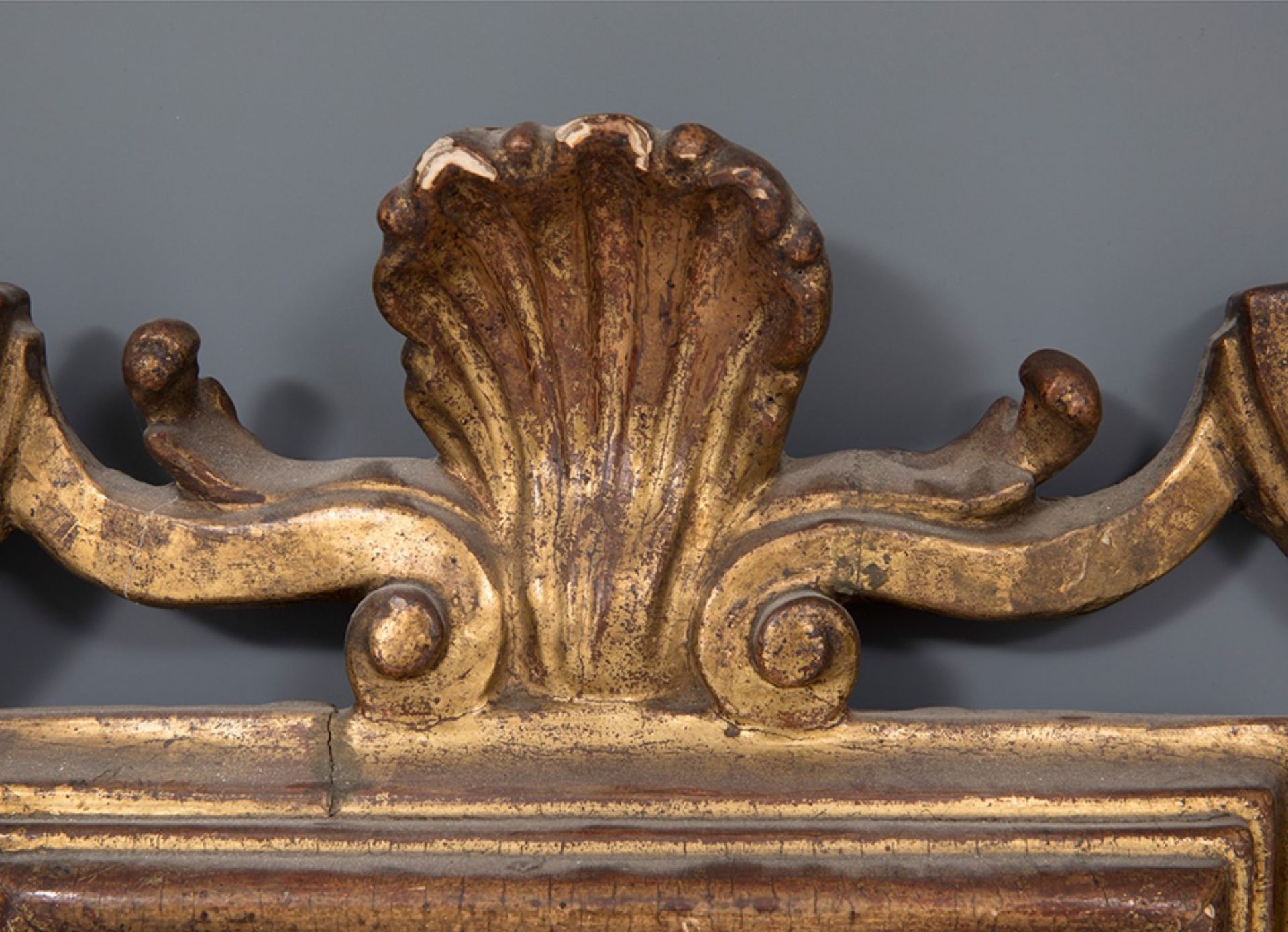 Carlos III cornucopia type mirror. Spain, mid 18th century.Carved and gilded wood.Damaged. - Bild 4 aus 5
