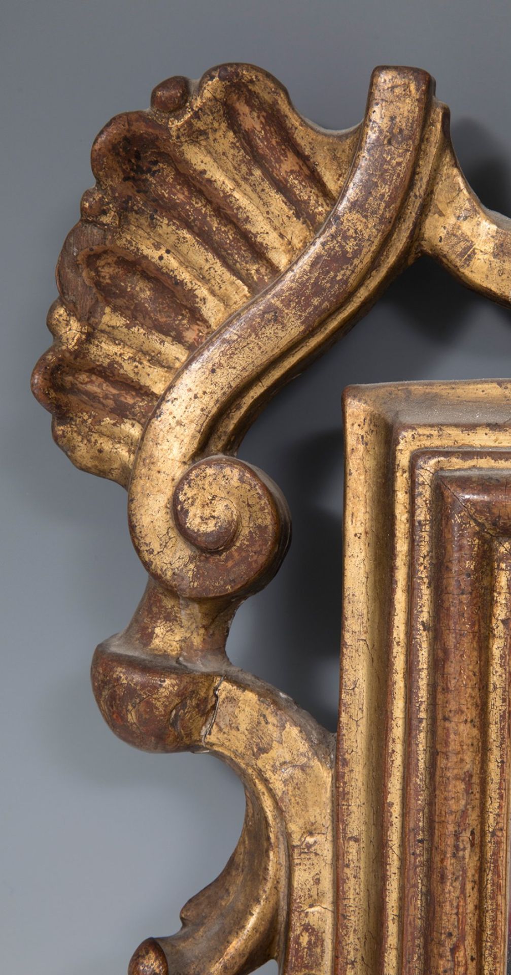 Carlos III cornucopia type mirror. Spain, mid 18th century.Carved and gilded wood.Damaged. - Bild 3 aus 5
