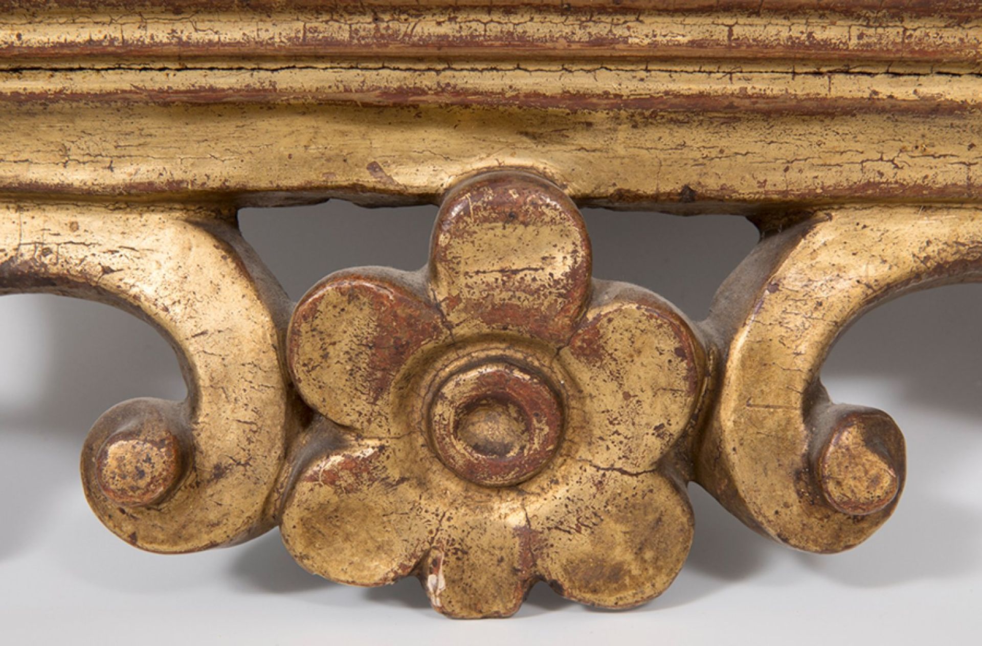 Carlos III cornucopia type mirror. Spain, mid 18th century.Carved and gilded wood.Damaged. - Bild 5 aus 5