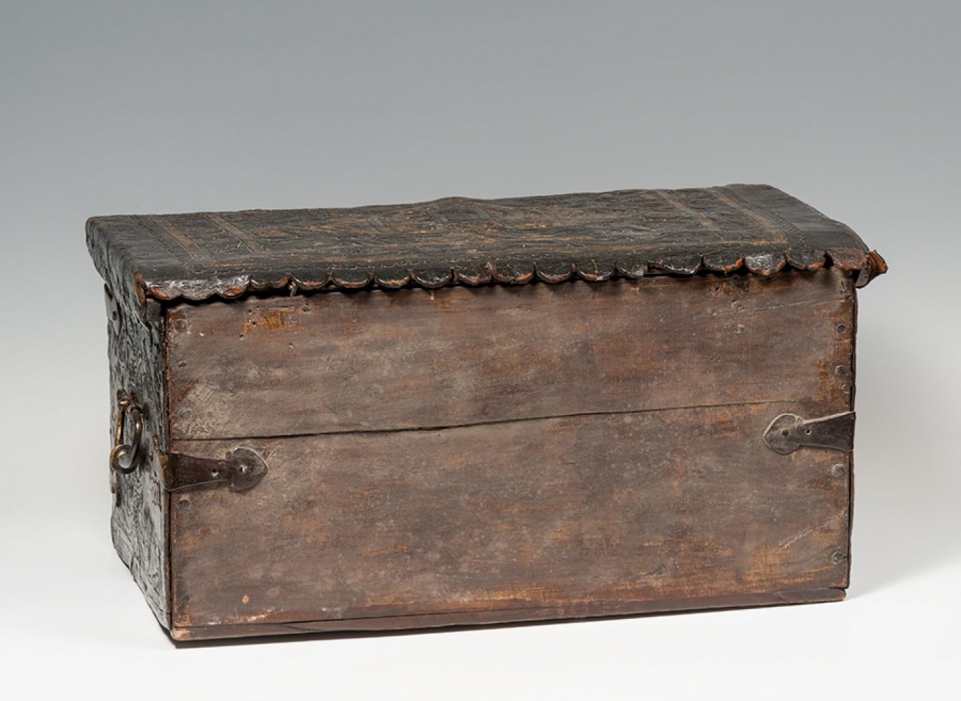 Colonial chest from the 17th century.Embossed and gilded leather, wood and wrought iron. - Bild 7 aus 7