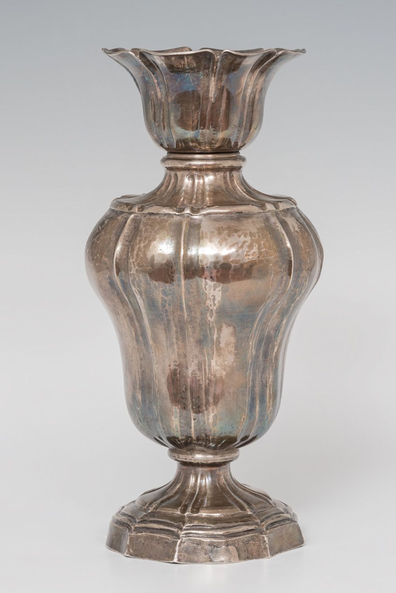 Altar vase in stamped silver. Mexico. 18th centuryWeight: 968.5 g. Measure: 27.5 x 14 cm.Vase - Image 5 of 6