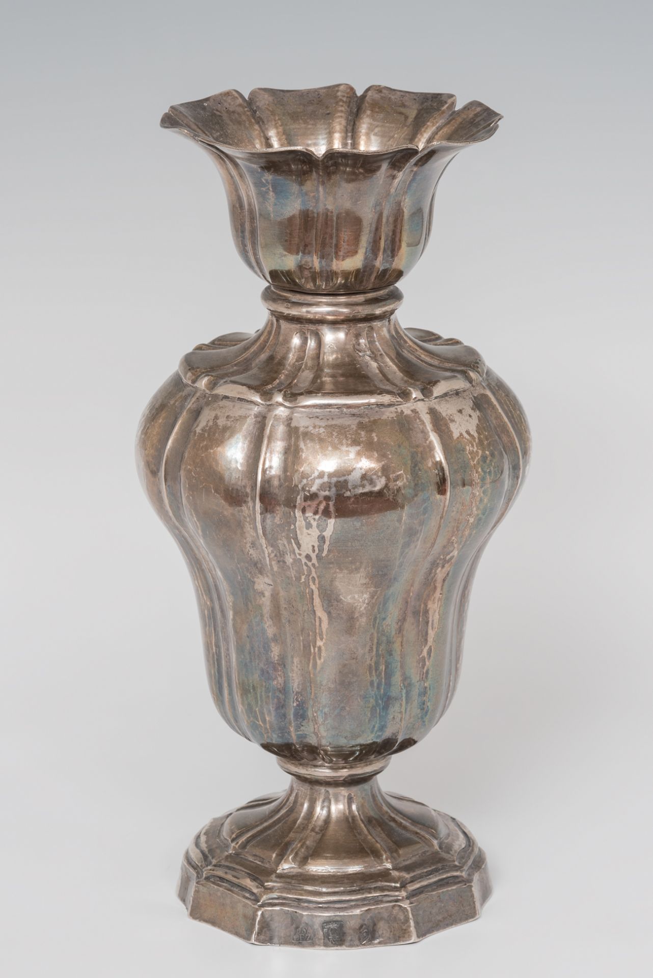 Altar vase in stamped silver. Mexico. 18th centuryWeight: 968.5 g. Measure: 27.5 x 14 cm.Vase
