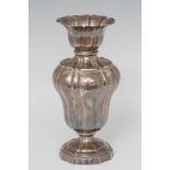 Altar vase in stamped silver. Mexico. 18th centuryWeight: 968.5 g. Measure: 27.5 x 14 cm.Vase