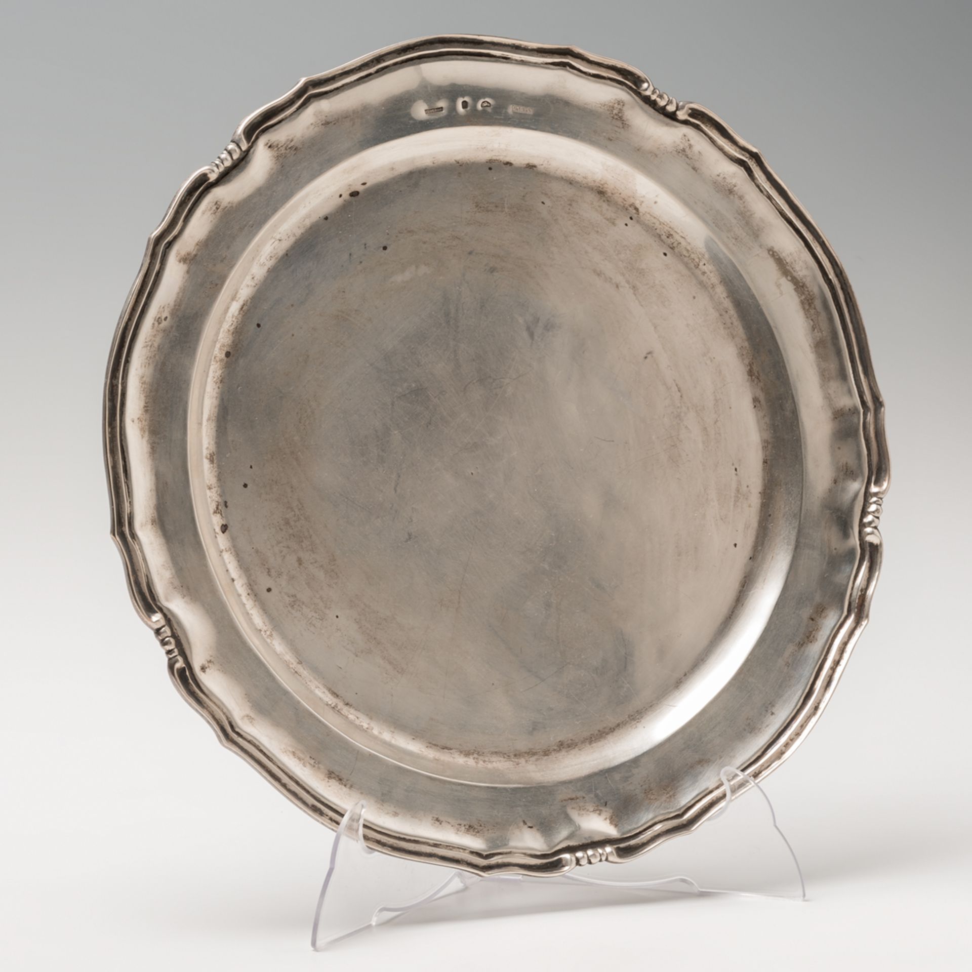 Under plate, trivet, in stamped silver. Mexico. S. XIXWeight: 744.5 g. Measure: 33 cm in diameter.