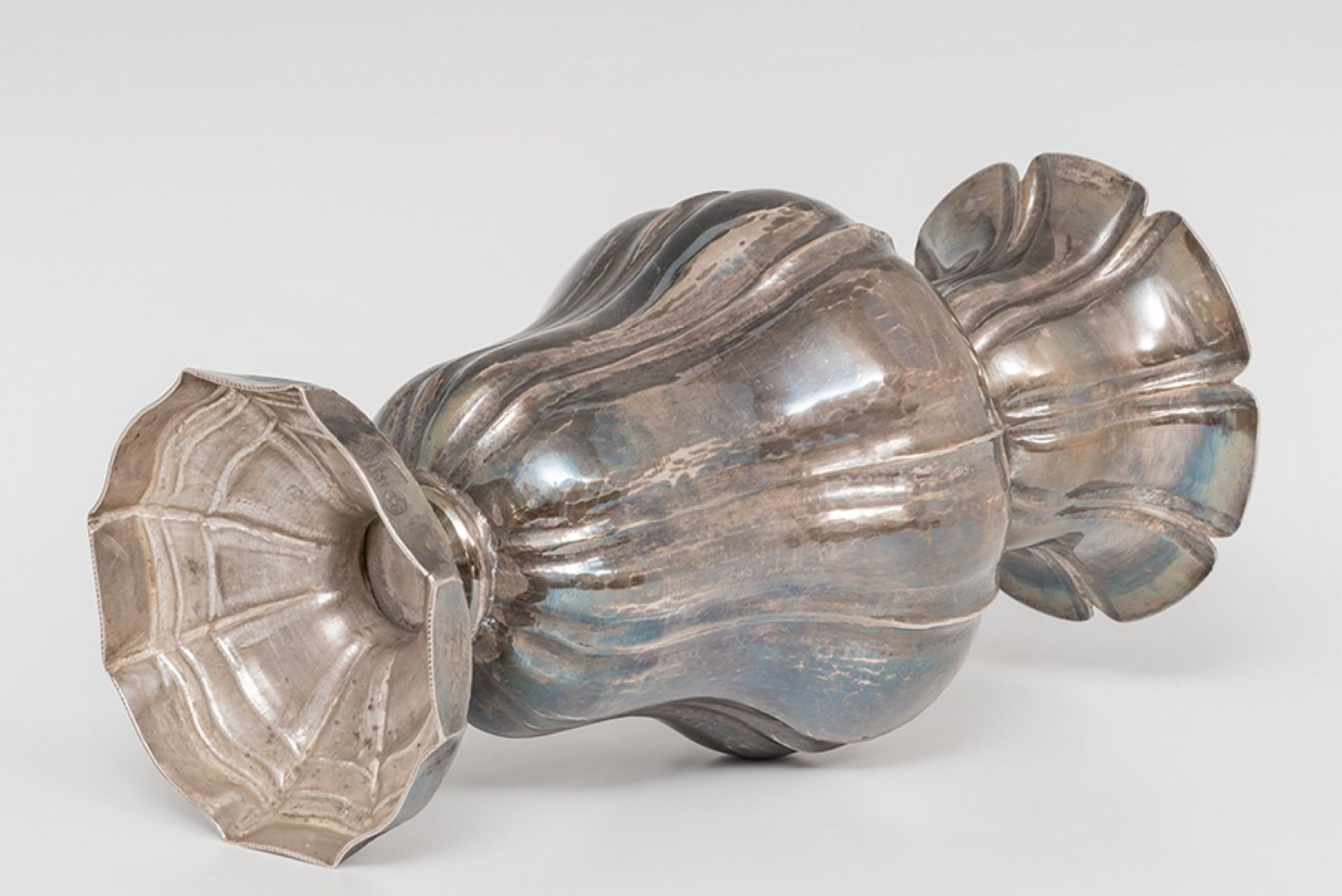 Altar vase in stamped silver. Mexico. 18th centuryWeight: 959.1 g. Measure: 27.5 x 14 cm.Vase - Image 2 of 6