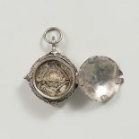 Reliquary from the 17th-18th centuries.Silver.Measurements: 5 x 5 cm (approx.).Reliquary made