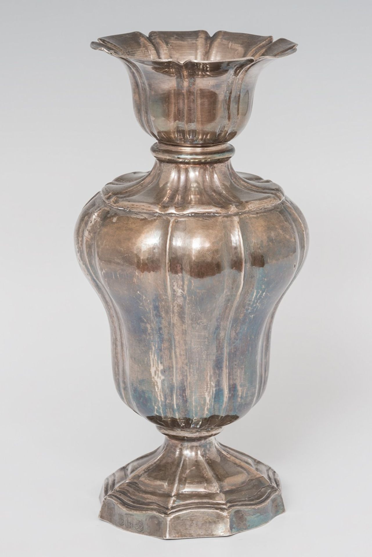 Altar vase in stamped silver. Mexico. 18th centuryWeight: 959.1 g. Measure: 27.5 x 14 cm.Vase - Image 3 of 6