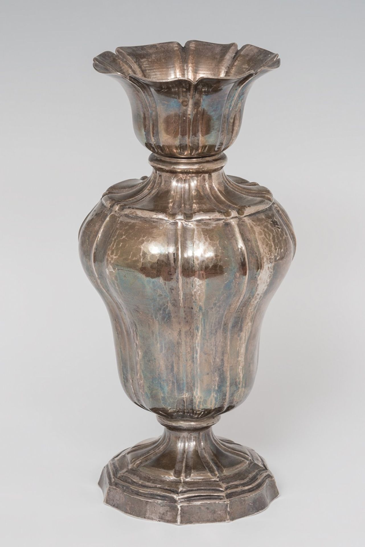 Altar vase in stamped silver. Mexico. 18th centuryWeight: 968.5 g. Measure: 27.5 x 14 cm.Vase - Bild 4 aus 6