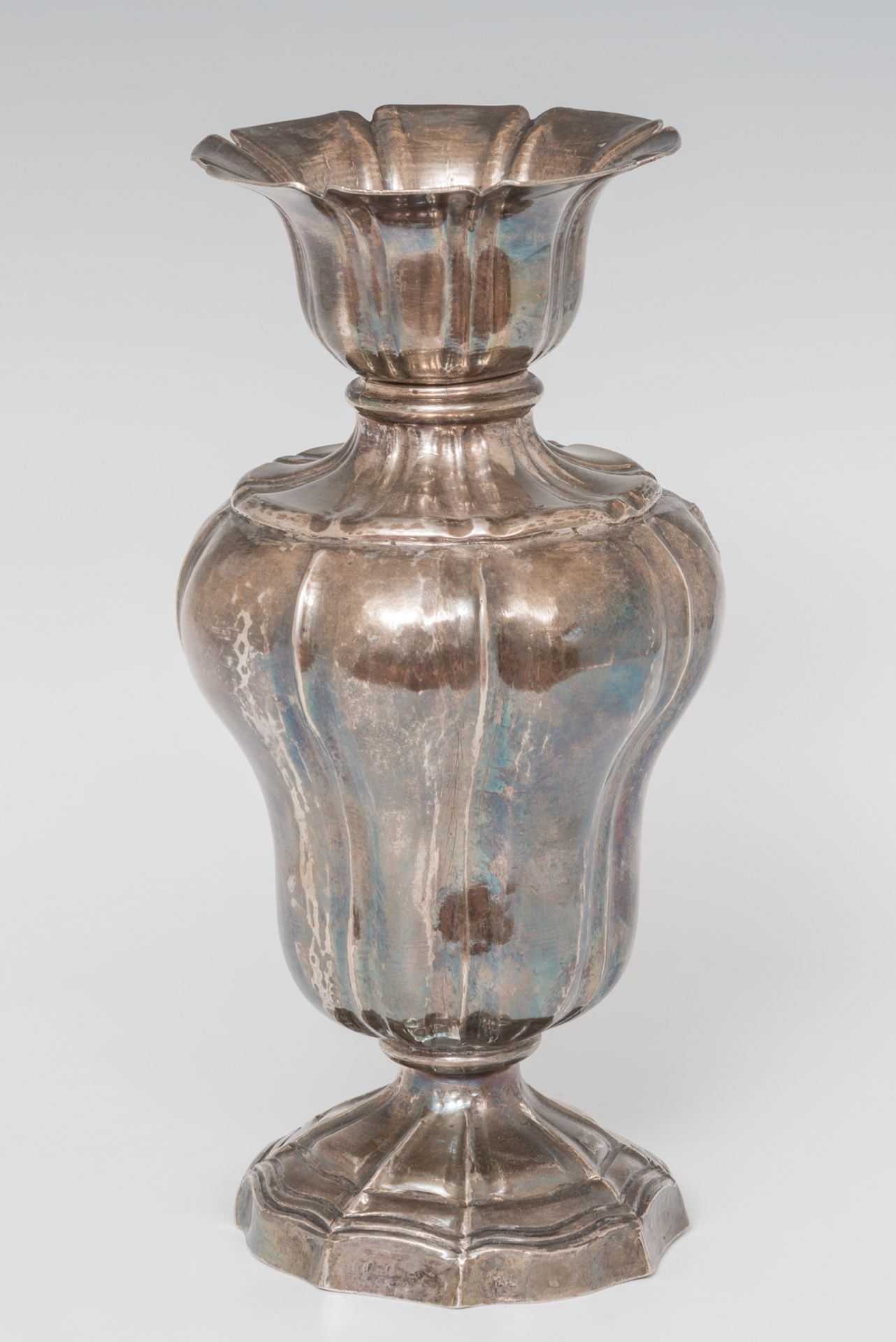 Altar vase in stamped silver. Mexico. 18th centuryWeight: 959.1 g. Measure: 27.5 x 14 cm.Vase