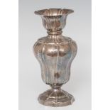 Altar vase in stamped silver. Mexico. 18th centuryWeight: 959.1 g. Measure: 27.5 x 14 cm.Vase