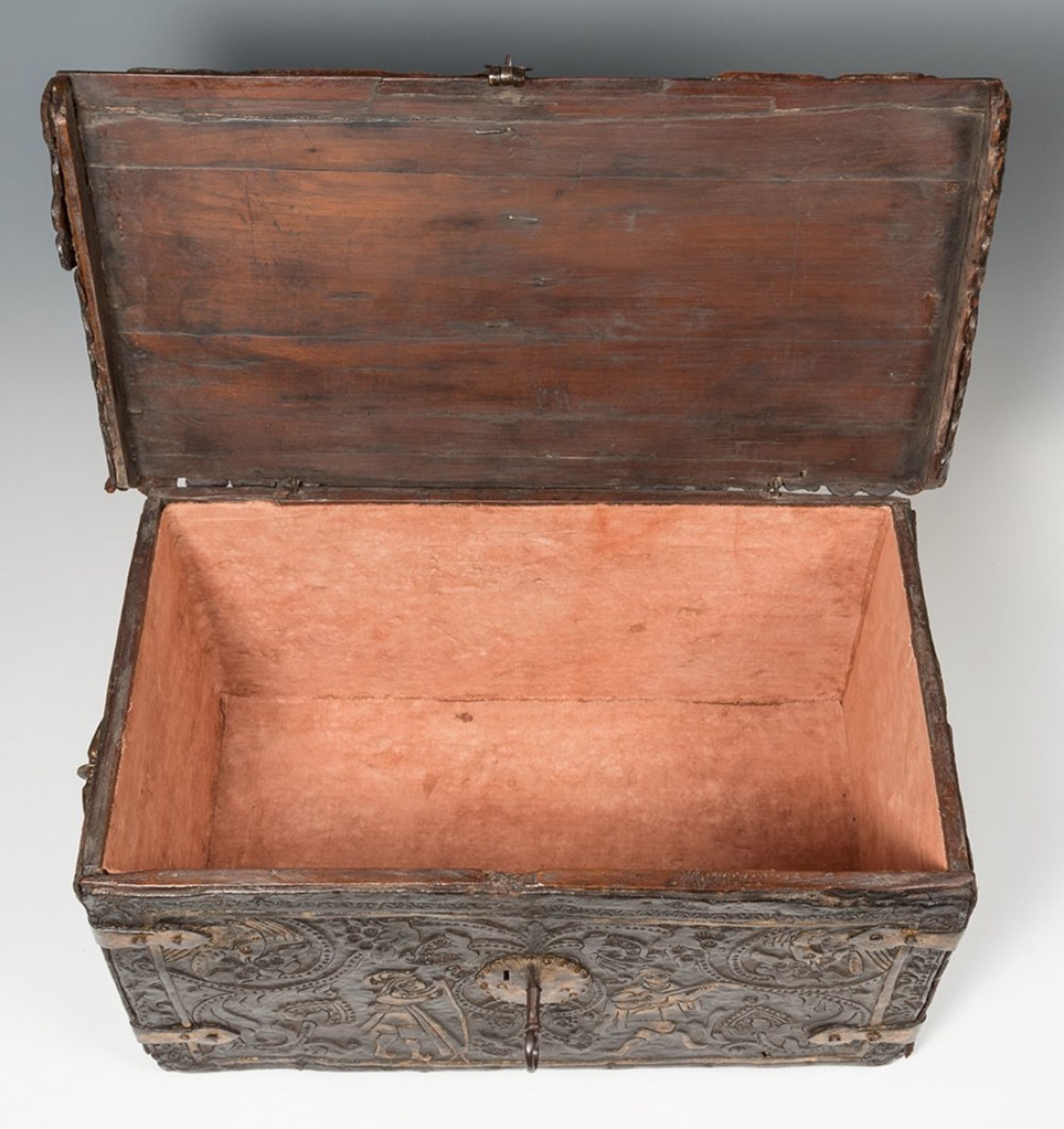 Colonial chest from the 17th century.Embossed and gilded leather, wood and wrought iron. - Bild 6 aus 7