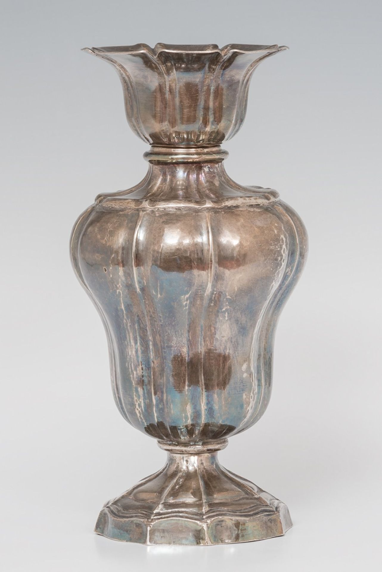 Altar vase in stamped silver. Mexico. 18th centuryWeight: 959.1 g. Measure: 27.5 x 14 cm.Vase - Image 4 of 6