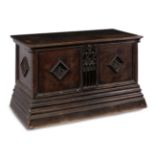 Catalan Gothic box, ca. 1500.Walnut wood.Needs refinishing, especially the base.Measurements: 71 x